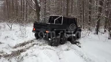 SUV6x6克服越野在冬季森林。 吉普车